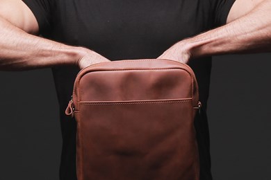 MESSENGER S. BAG // HOT BROWN