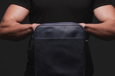 MESSENGER S. BAG // NAVY BLUE