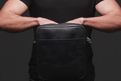 MESSENGER S. BAG // BLACK